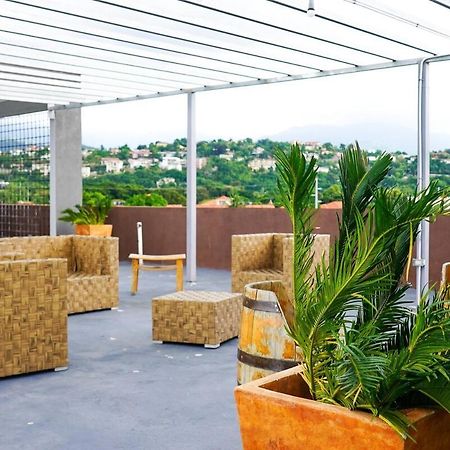 Urban Oasis At Chateau De Chanel Kingston Exterior photo