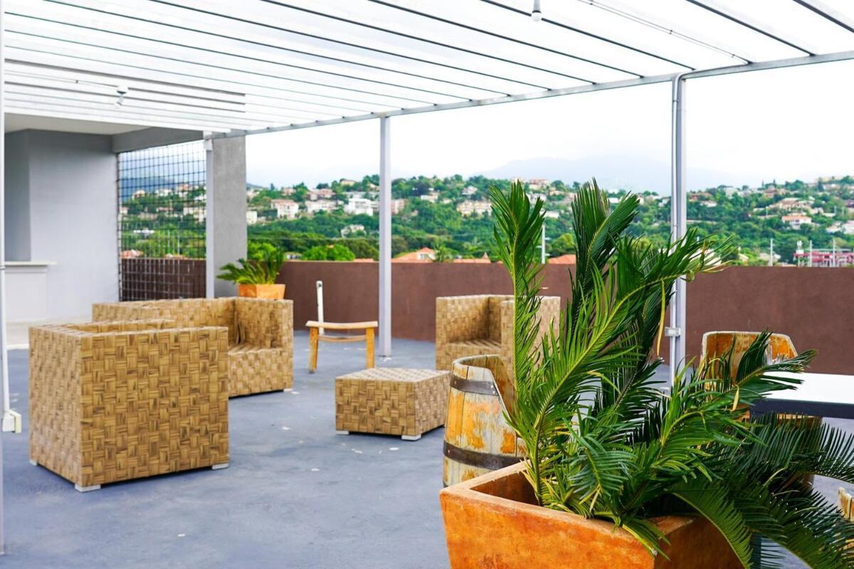 Urban Oasis At Chateau De Chanel Kingston Exterior photo